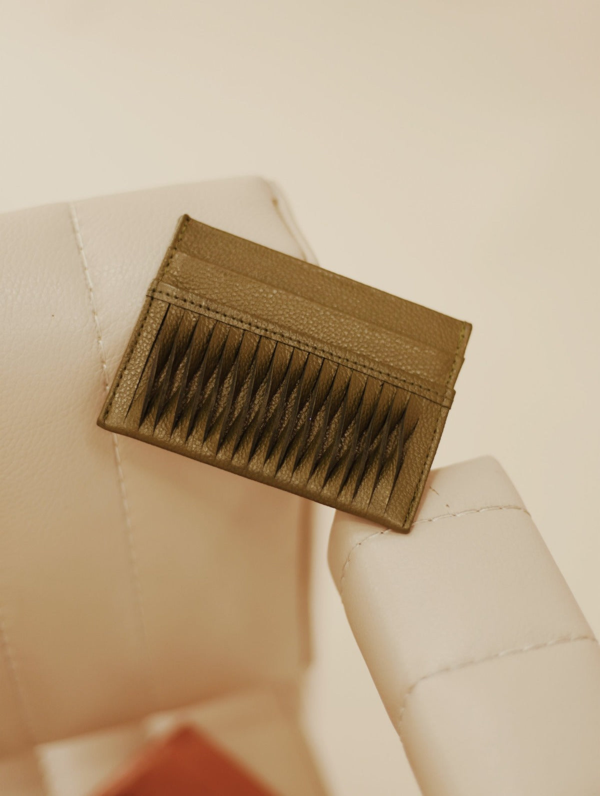 Card Holder Olive de cuero con textura plisada Bibiana Hernández