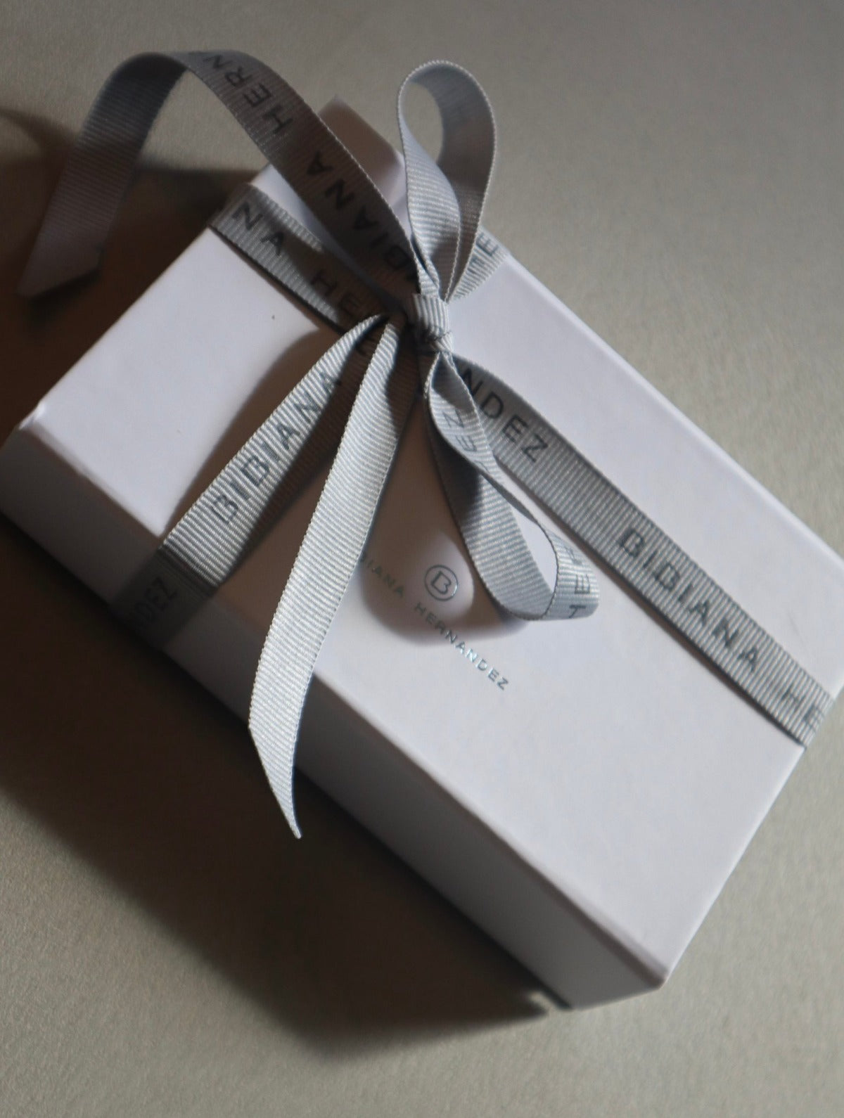 Caja de regalo Bibiana Hernández con cinta de la marca