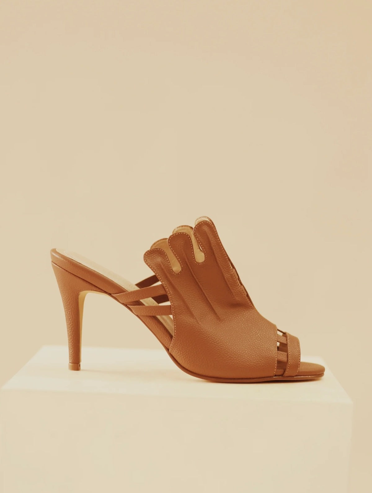 Gaudí Heels Miel, sandalias de tacón en cuero hechas a mano, Bibiana Hernández