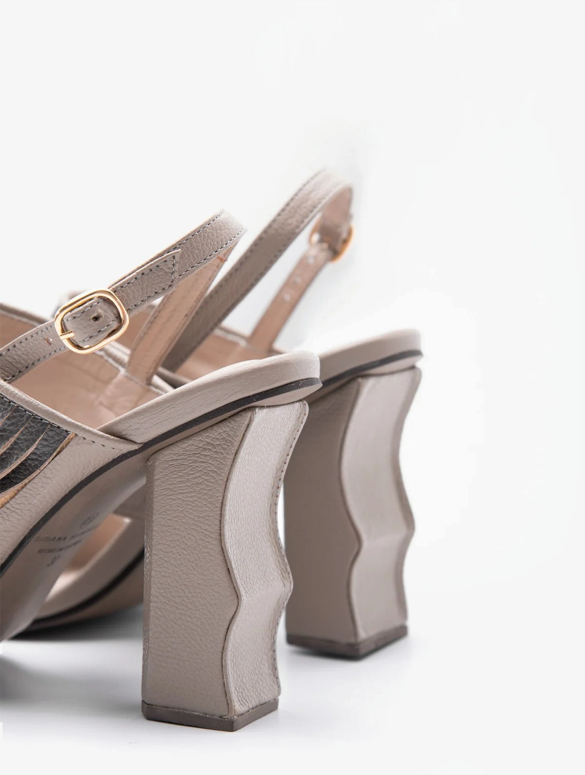 Yamur Shoes, sandalias de tacón en cuero hechas a mano, Bibiana Hernández · foto 4