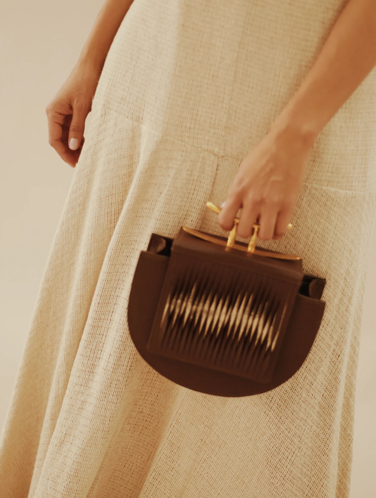 Sagrada Bag Chocolate, bolso de cuero hecho a mano, Bibiana Hernández · foto 2