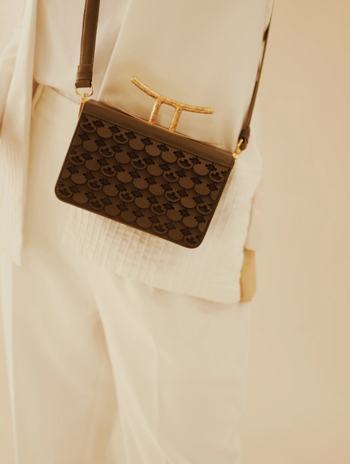 Tairona Bag Olive, bolso de cuero hecho a mano, Bibiana Hernández · foto 2