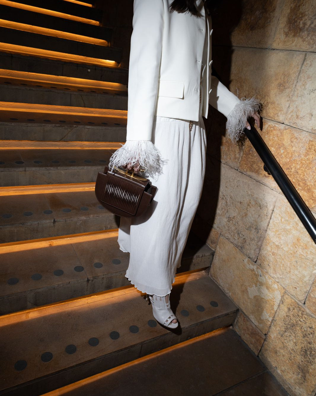 Mujer con Sagrada Bag Chocolate de Bibiana Hernández