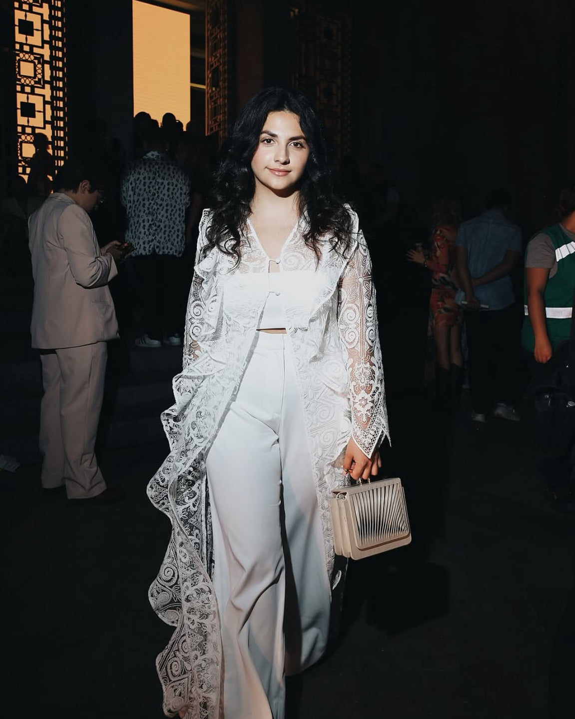 Mujer con Zenú Bag White de Bibiana Hernández