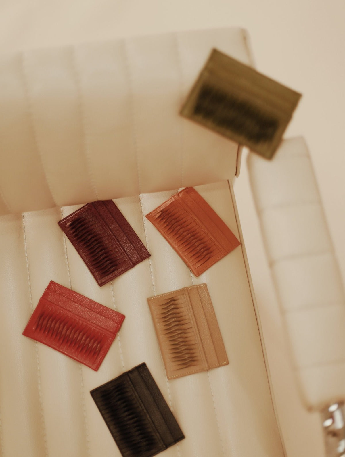 Card Holders de cuero Bibiana Hernández sobre silla