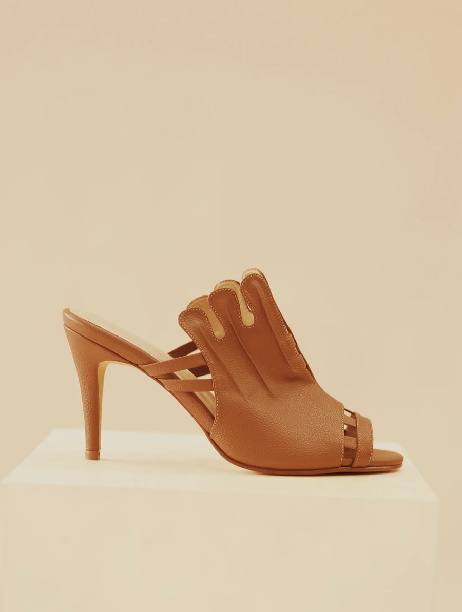 Gaudí Heels Miel, sandalias de tacón en cuero hechas a mano, Bibiana Hernández