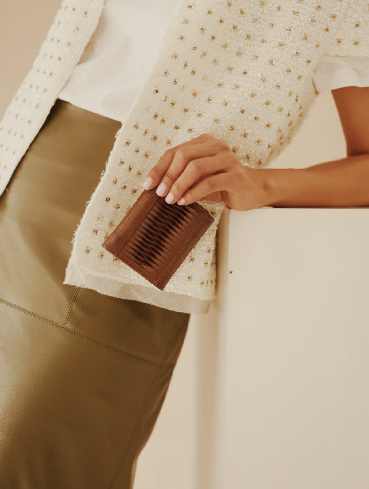 Wallet Chocolate de cuero en la mano, Bibiana Hernández